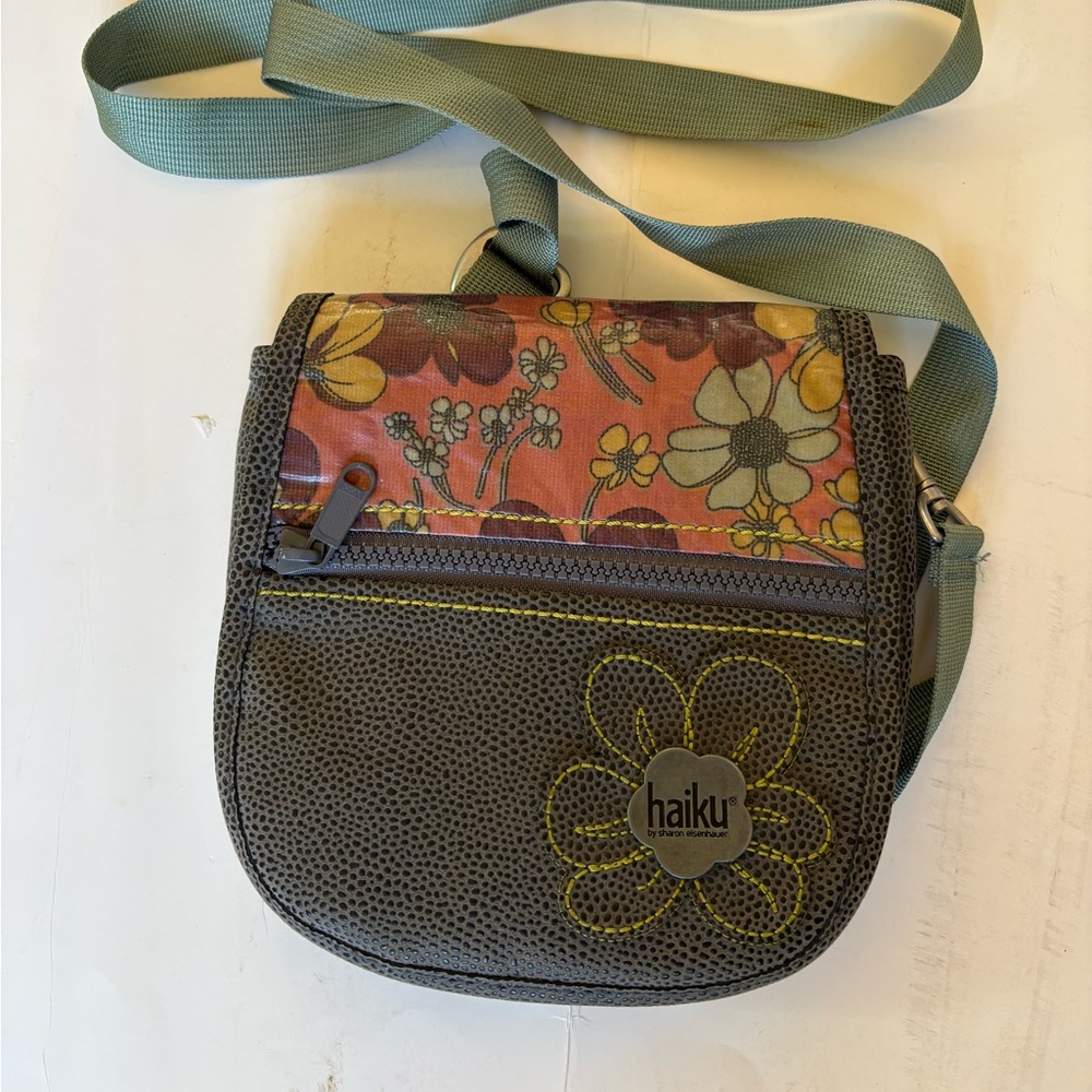 Haiku Sharon Like New Crossbody Bag w/ pebbled finish 8 x 8